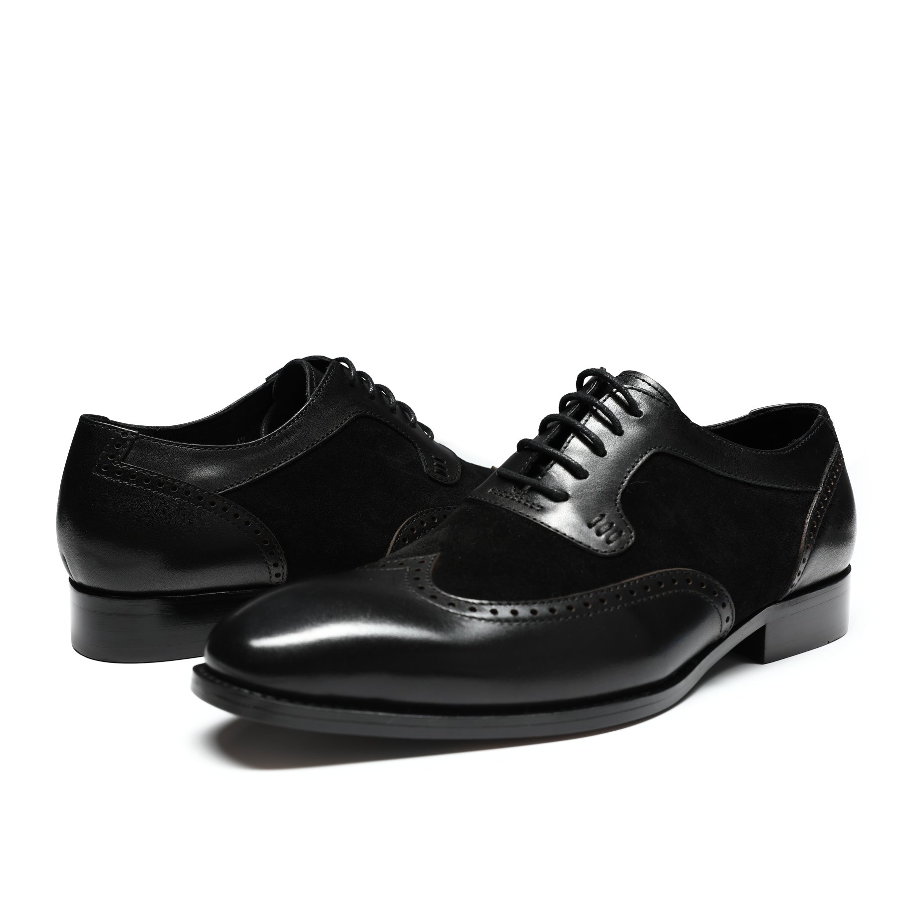 Herrenschuhe mit spitzer Spitze, britischer Business-Brogue, geschnitztes Leder, Schwarz