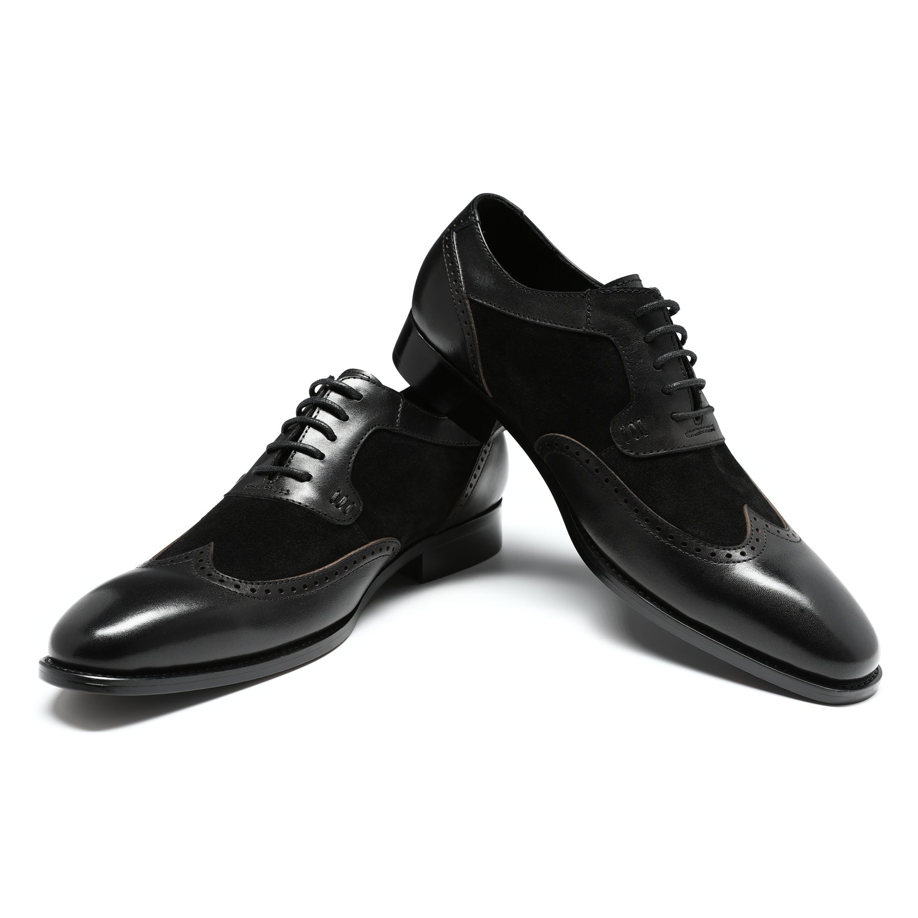 Herrenschuhe mit spitzer Spitze, britischer Business-Brogue, geschnitztes Leder, Schwarz